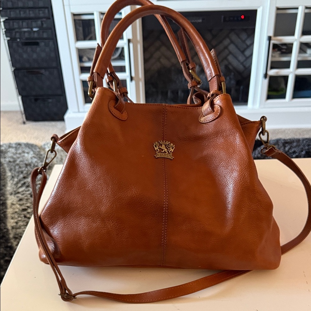 Chic Tan Genuine Italian Leather Shoulder Bag measures 13x18-20x6 inches - Picture 4 of 12